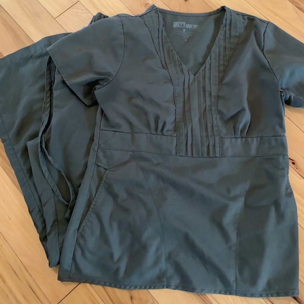 Greys anatomy size small scrub set